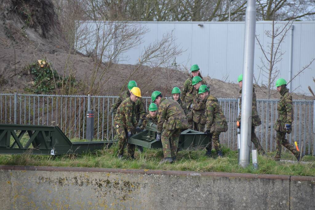 Leger oefent met bouw van een tijdelijke Elfstedenbrug