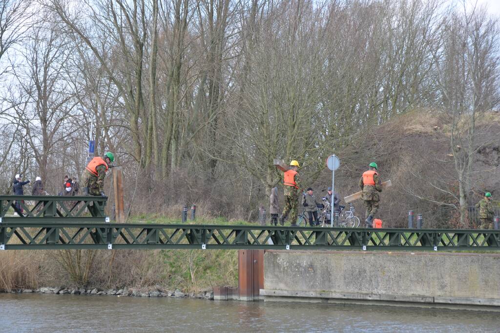 Leger oefent met bouw van een tijdelijke Elfstedenbrug