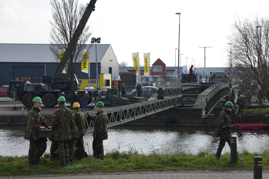 Leger oefent met bouw van een tijdelijke Elfstedenbrug
