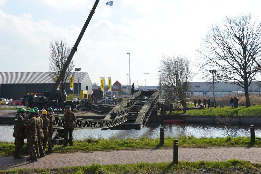 Leger oefent met bouw van een tijdelijke Elfstedenbrug