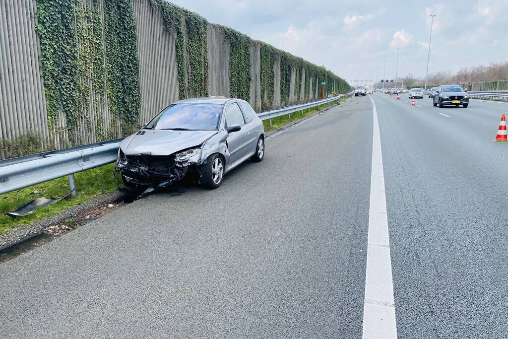 Auto belandt in de vangrail op snelweg