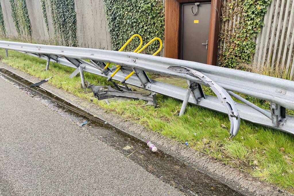 Auto belandt in de vangrail op snelweg