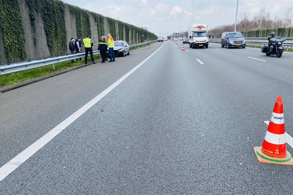 Auto belandt in de vangrail op snelweg