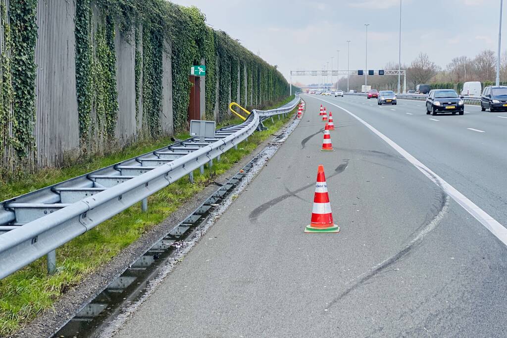 Auto belandt in de vangrail op snelweg