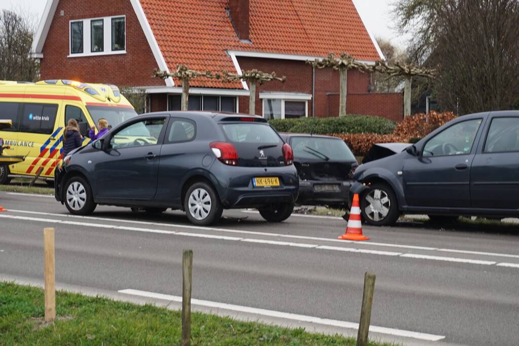 Forse schade na kop-staart aanrijding met meerdere auto's