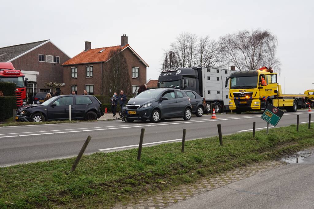 Forse schade na kop-staart aanrijding met meerdere auto's
