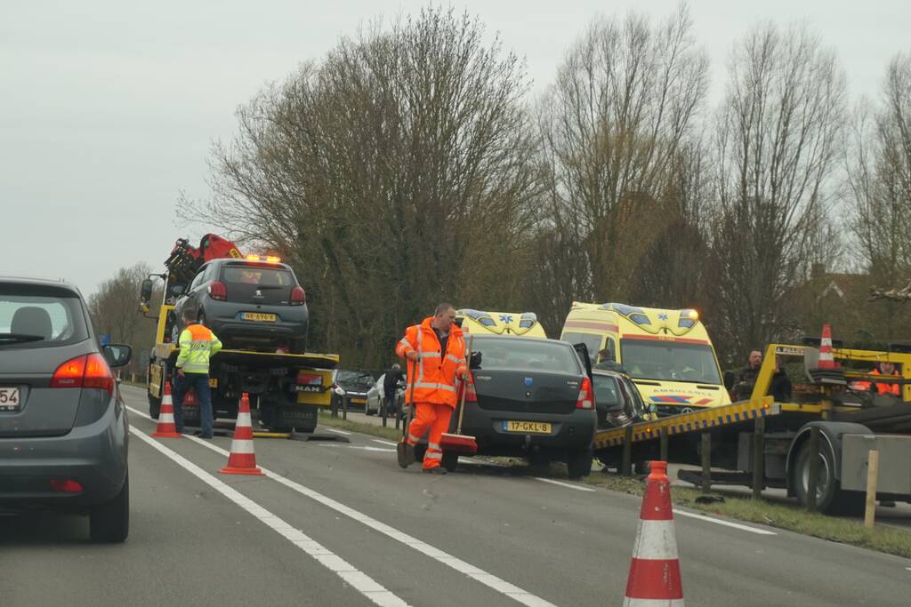 Forse schade na kop-staart aanrijding met meerdere auto's