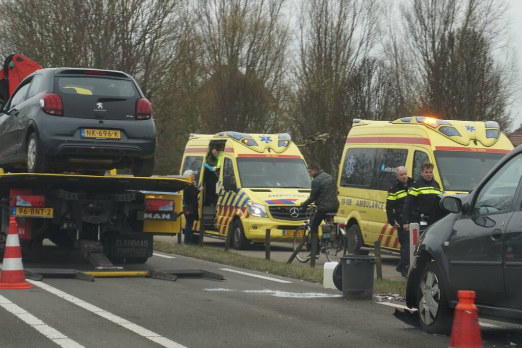 Forse schade na kop-staart aanrijding met meerdere auto's
