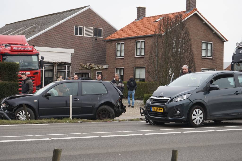 Forse schade na kop-staart aanrijding met meerdere auto's