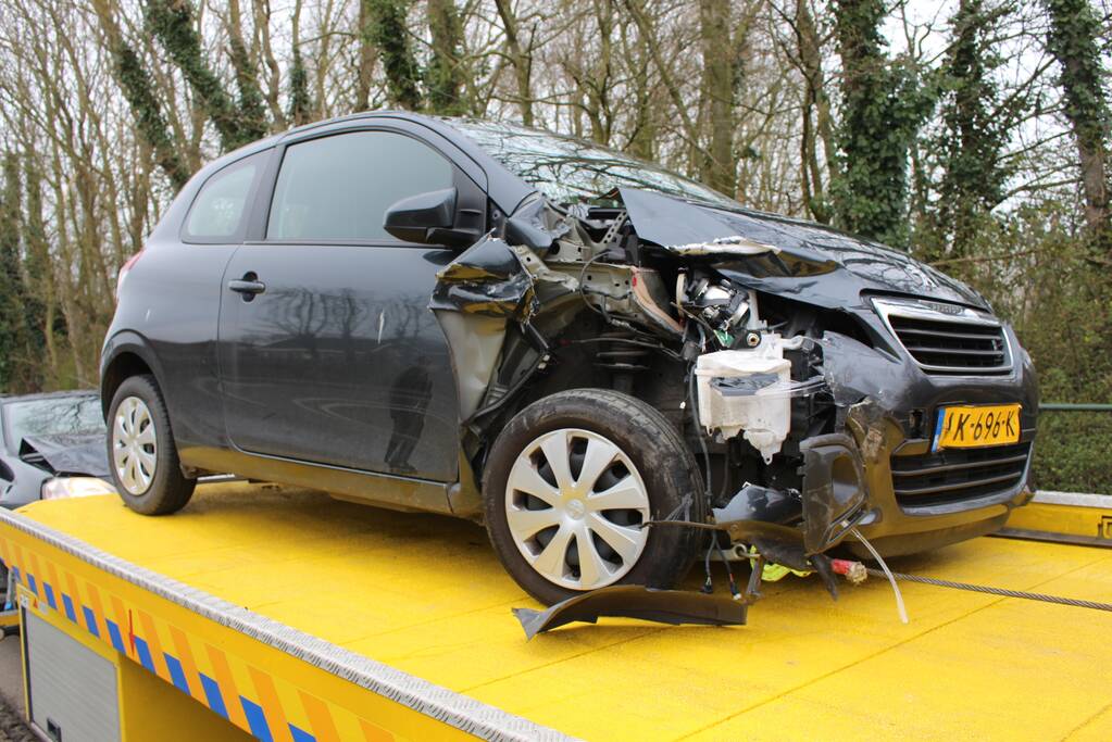 Forse schade na kop-staart aanrijding met meerdere auto's