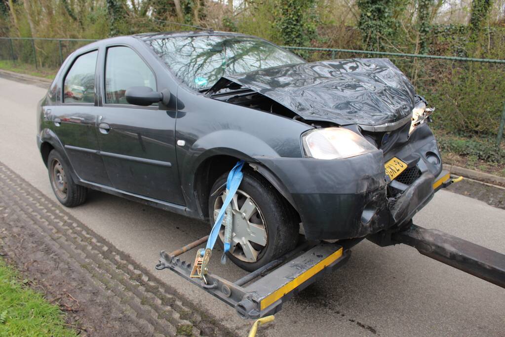 Forse schade na kop-staart aanrijding met meerdere auto's