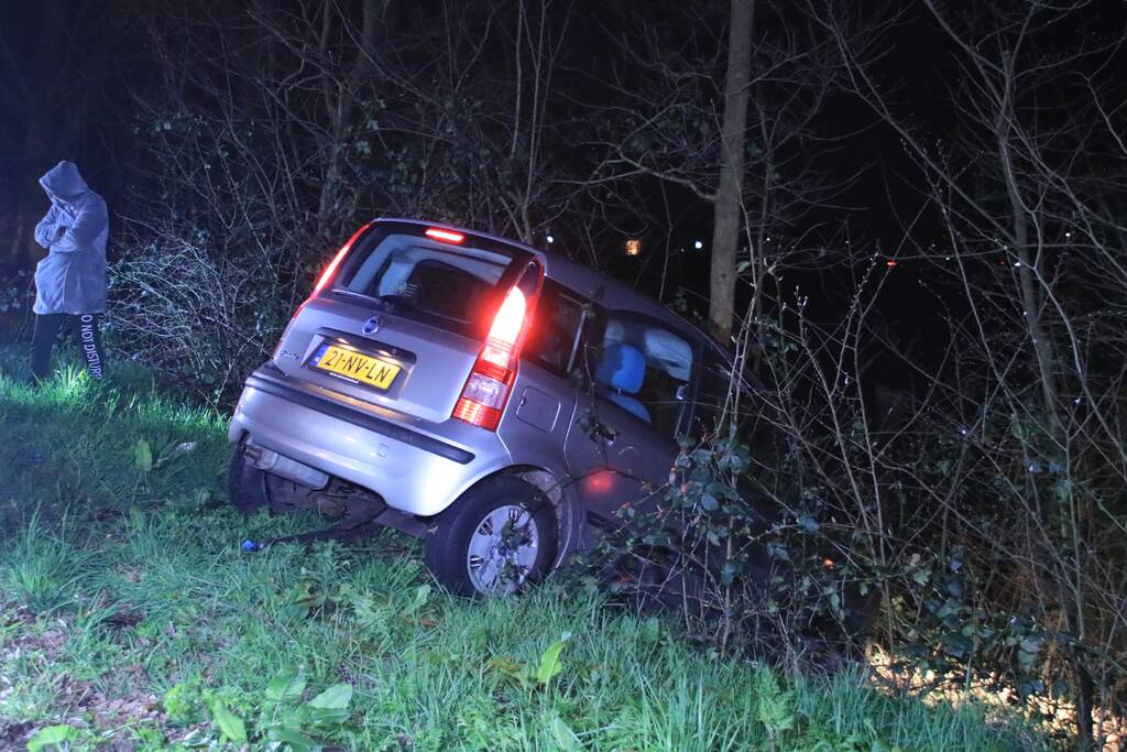 Automobilist vliegt uit de bocht en belandt in de bosjes