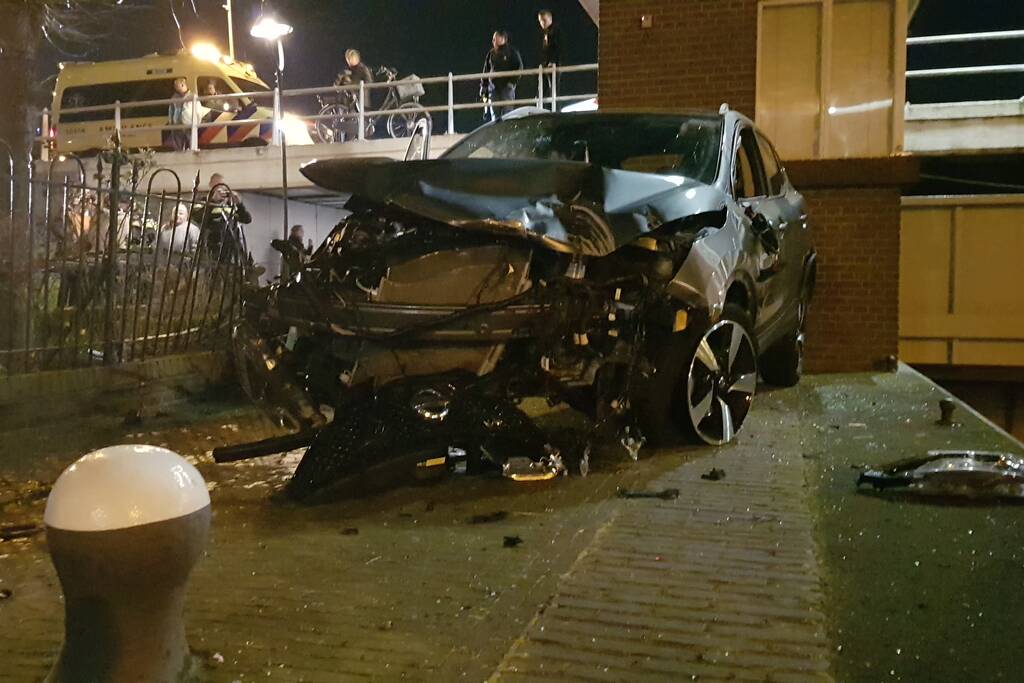 Auto vliegt over de kop Malegatbrug af