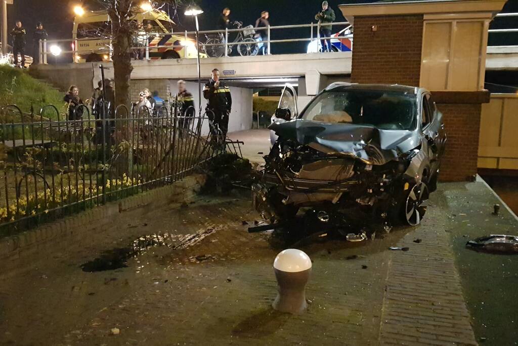 Auto vliegt over de kop Malegatbrug af
