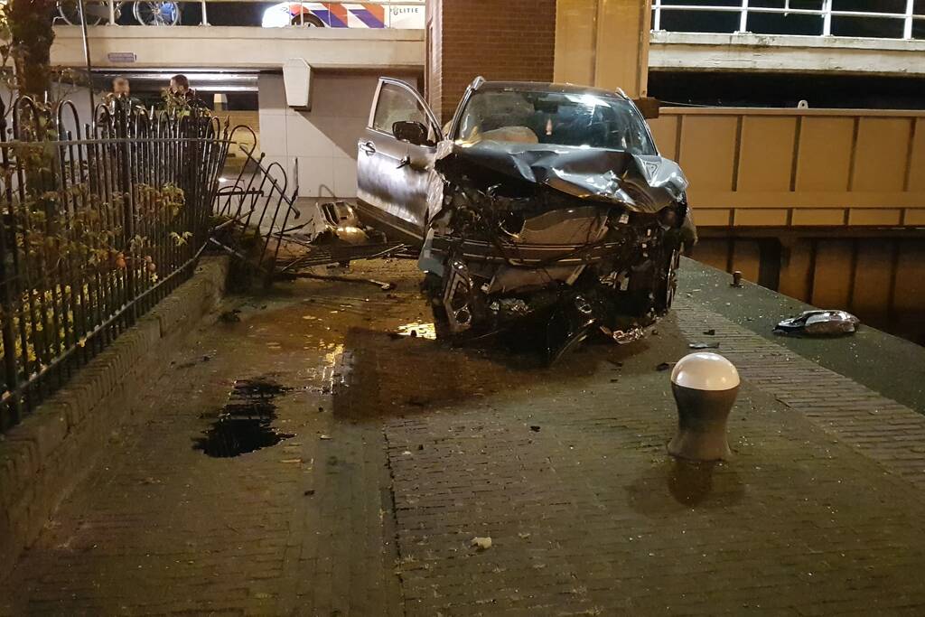 Auto vliegt over de kop Malegatbrug af