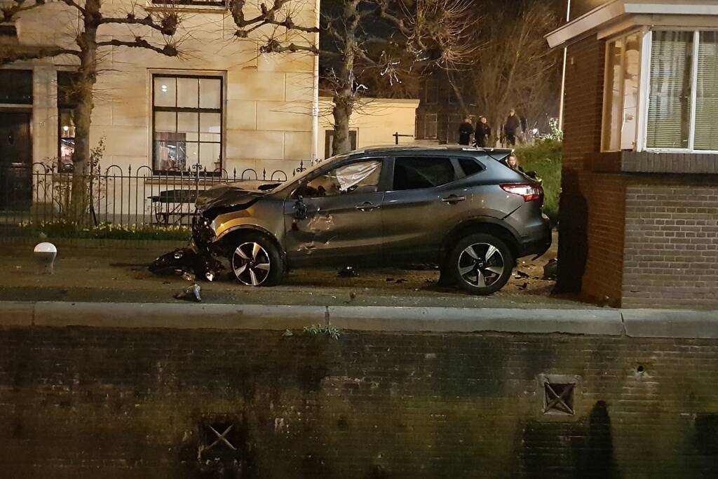 Auto vliegt over de kop Malegatbrug af