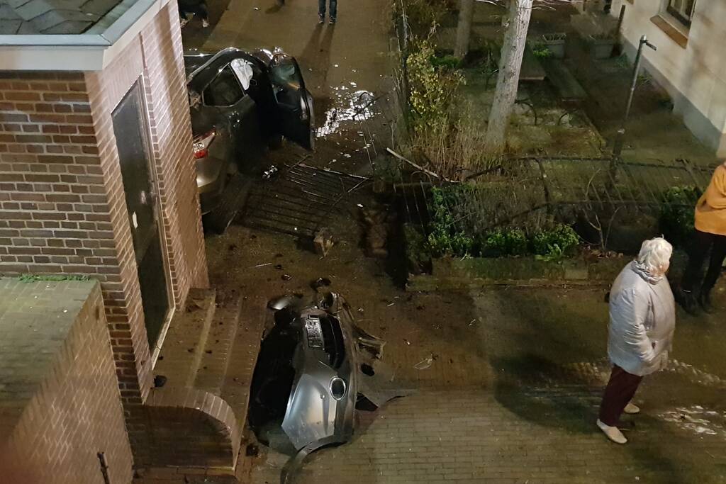 Auto vliegt over de kop Malegatbrug af