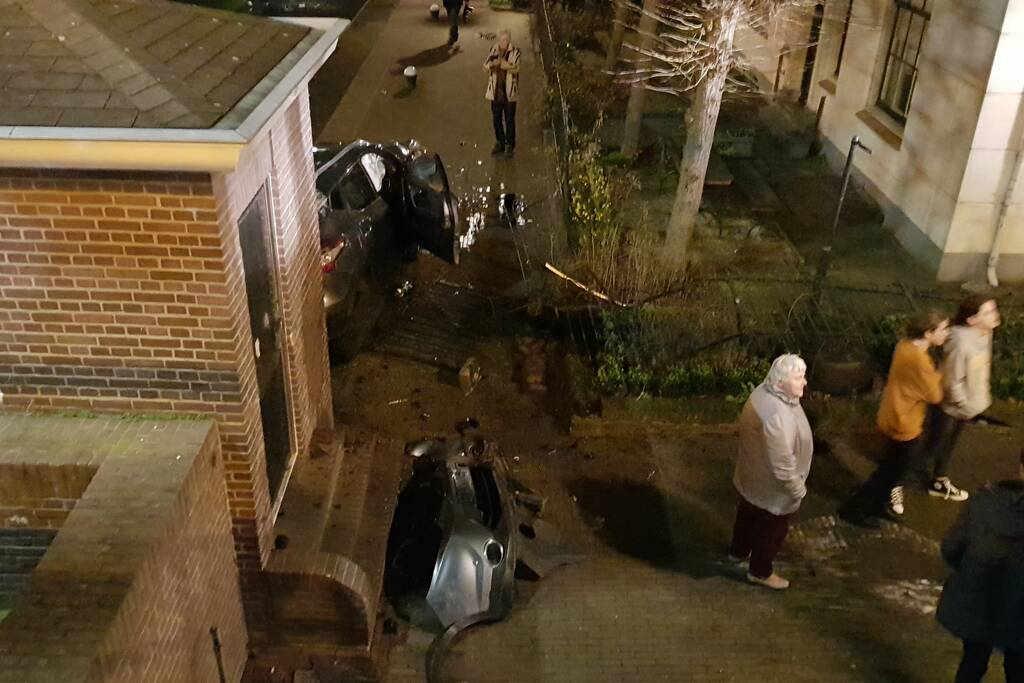 Auto vliegt over de kop Malegatbrug af