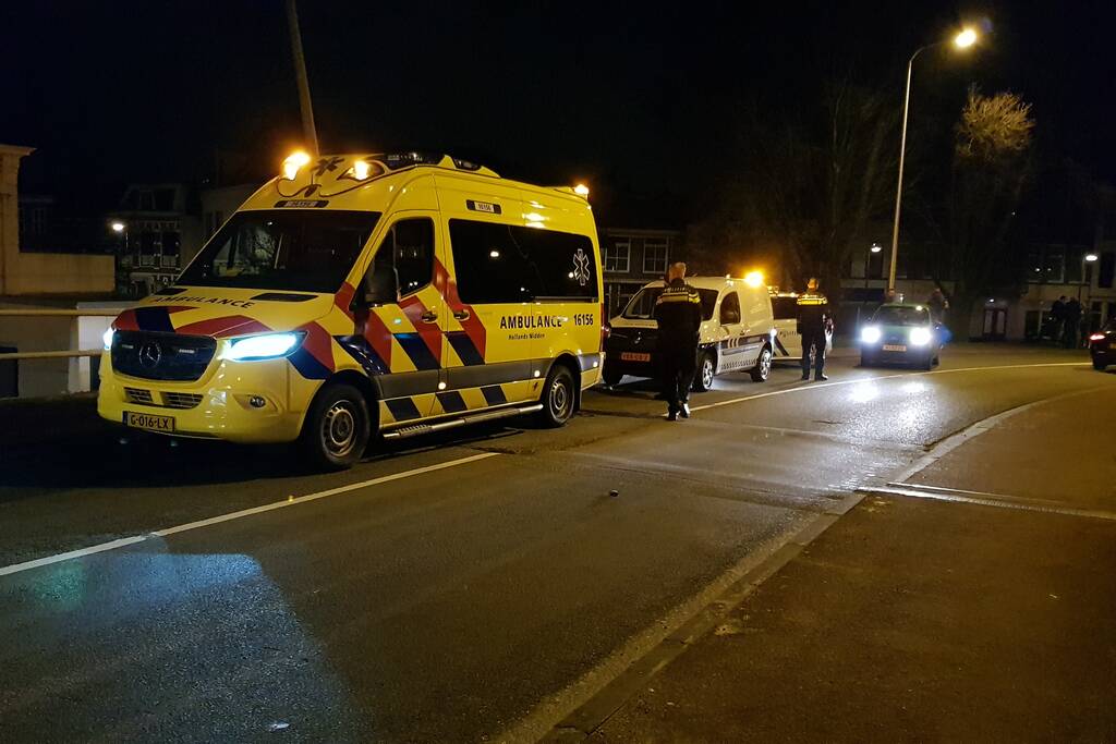 Auto vliegt over de kop Malegatbrug af