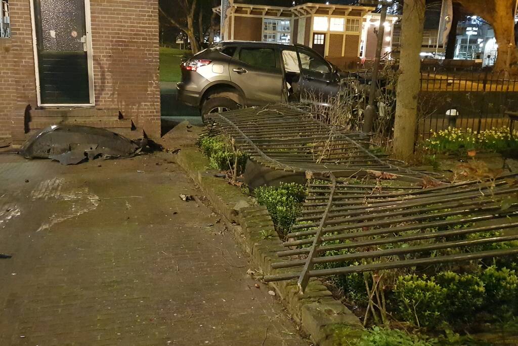 Auto vliegt over de kop Malegatbrug af