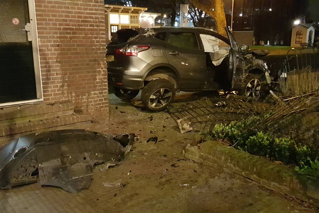 Auto vliegt over de kop Malegatbrug af