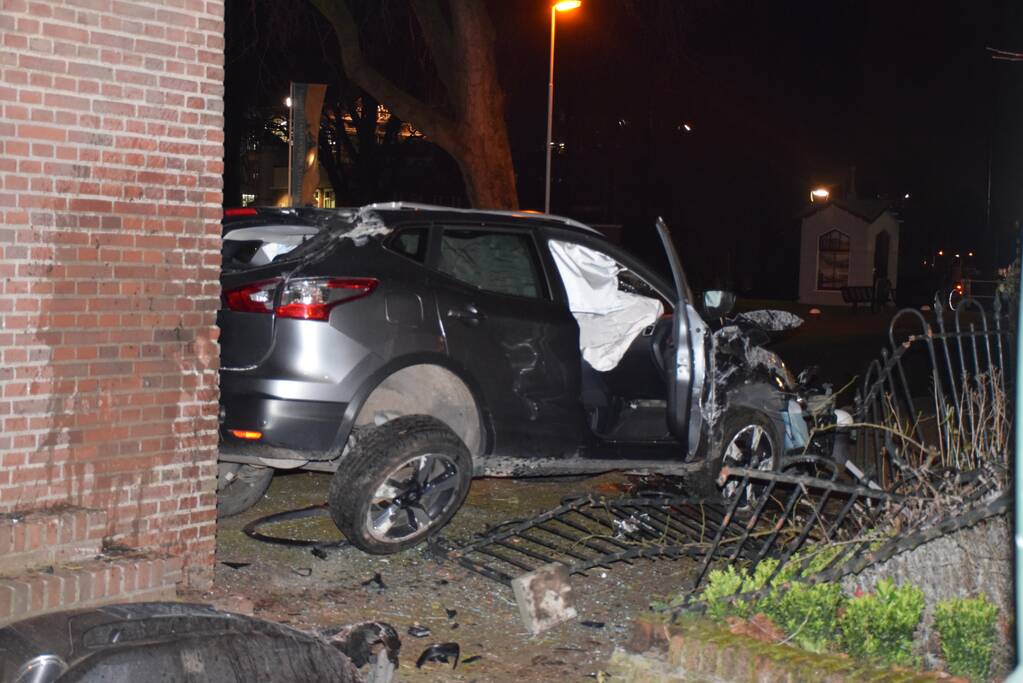 Auto vliegt over de kop Malegatbrug af