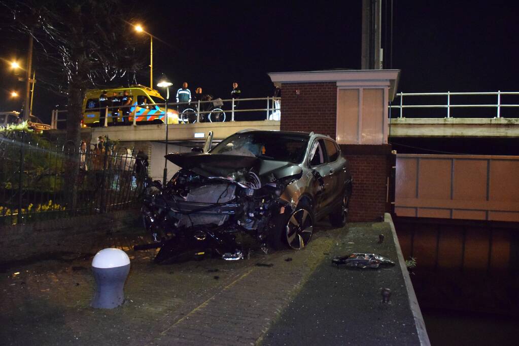 Auto vliegt over de kop Malegatbrug af