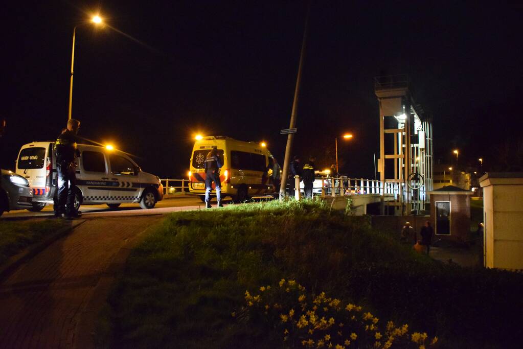 Auto vliegt over de kop Malegatbrug af