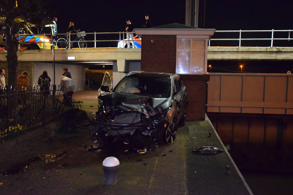 Auto vliegt over de kop Malegatbrug af