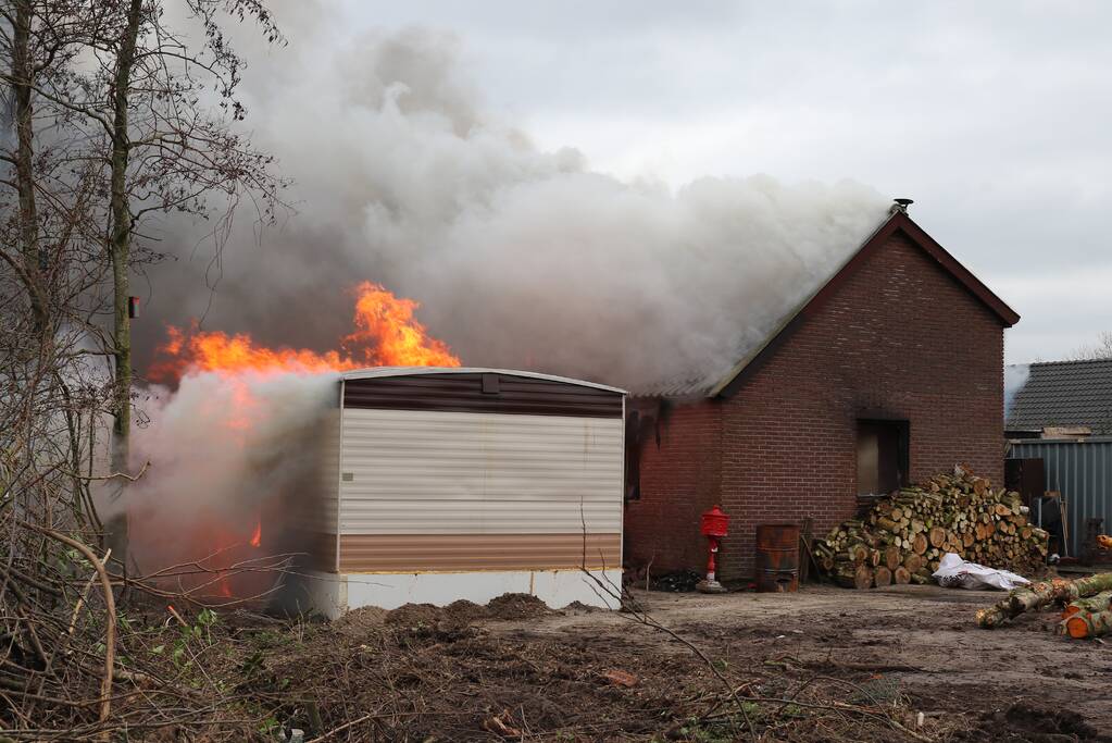 Chalet en schuur verwoest door uitslaande brand