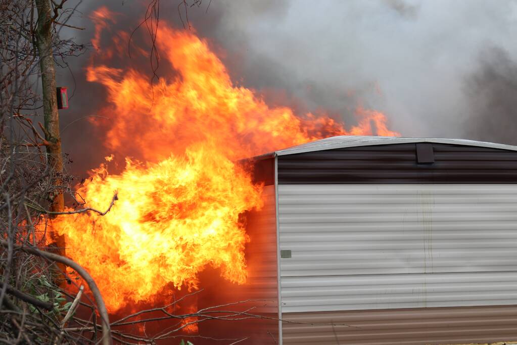 Chalet en schuur verwoest door uitslaande brand