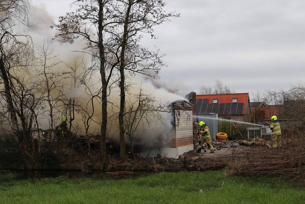 Chalet en schuur verwoest door uitslaande brand