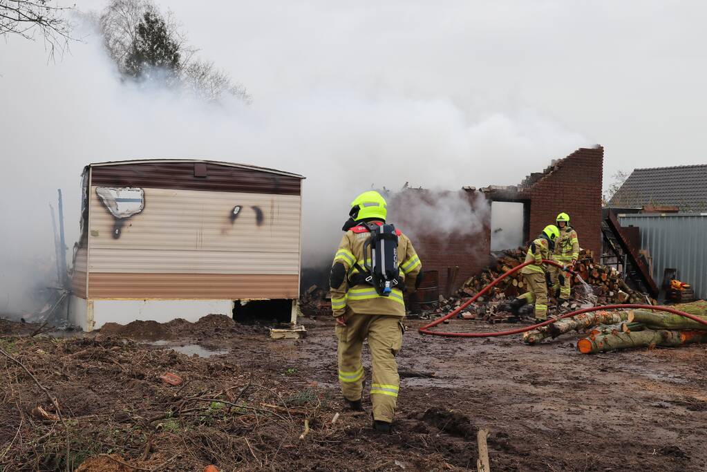Chalet en schuur verwoest door uitslaande brand