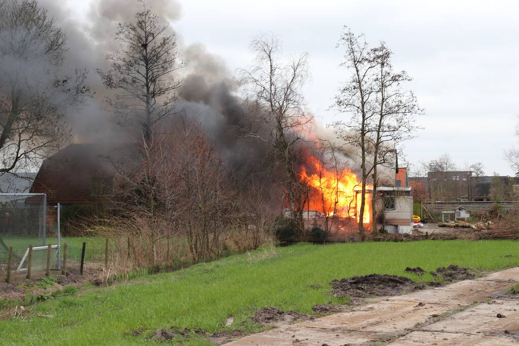 Chalet en schuur verwoest door uitslaande brand