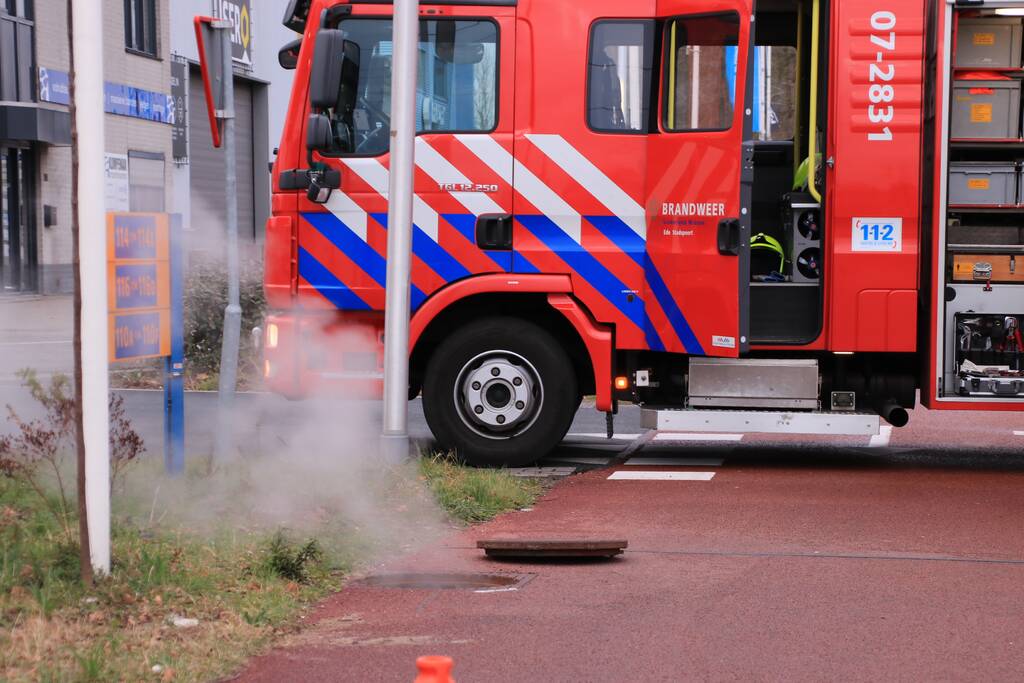Brandweer opgeroepen voor stoom uit riool