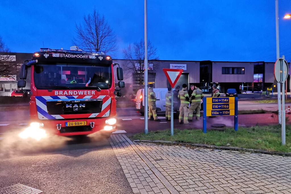 Brandweer opgeroepen voor stoom uit riool