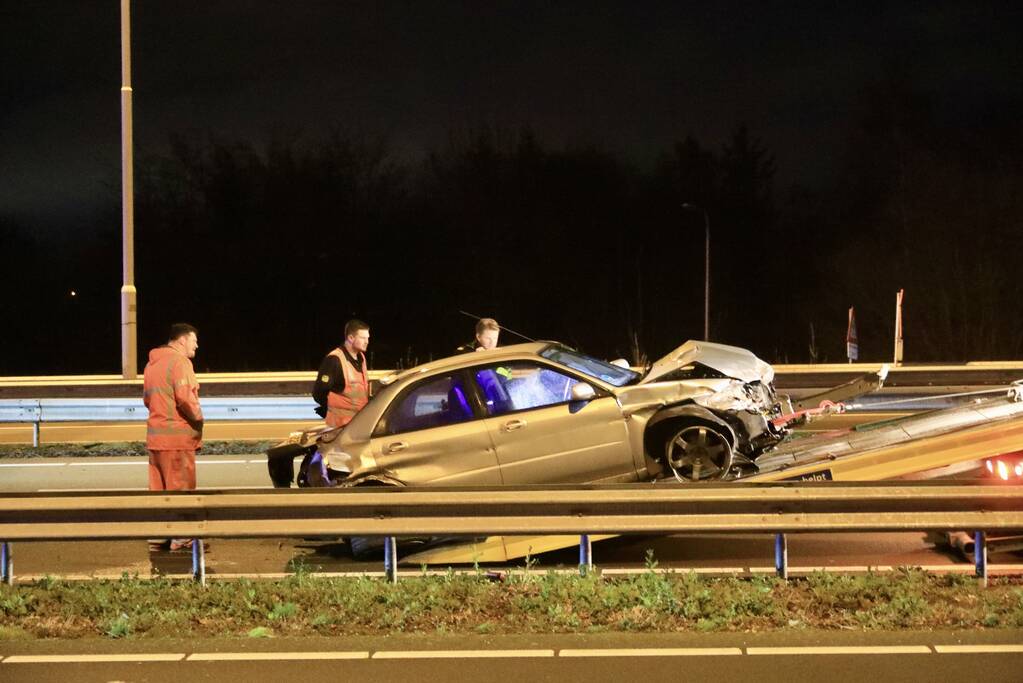 Gewonden bij crash tegen vangrails