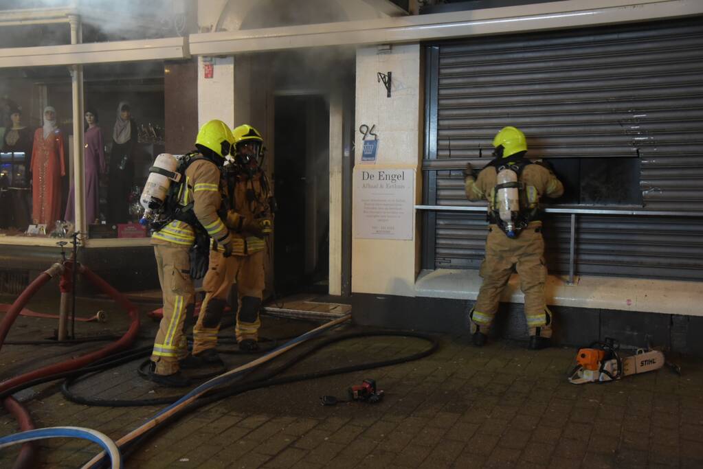 Twee gewonden bij zeer grote brand in snackbar De Engel