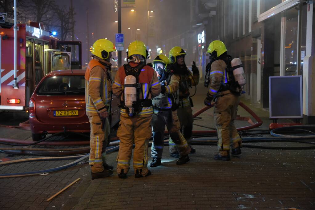Twee gewonden bij zeer grote brand in snackbar De Engel
