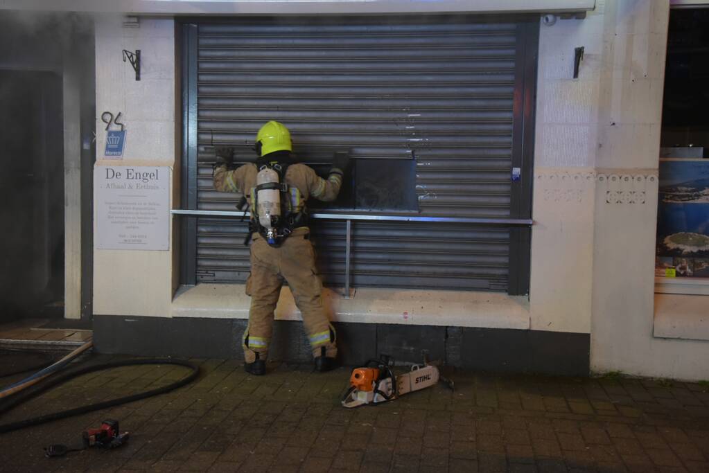 Twee gewonden bij zeer grote brand in snackbar De Engel