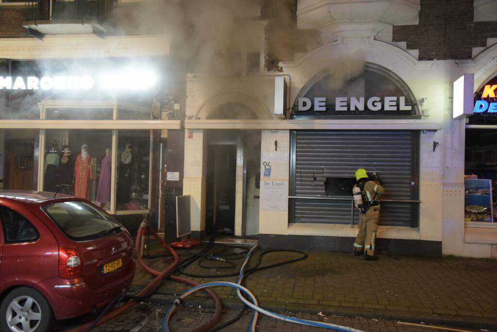 Twee gewonden bij zeer grote brand in snackbar De Engel