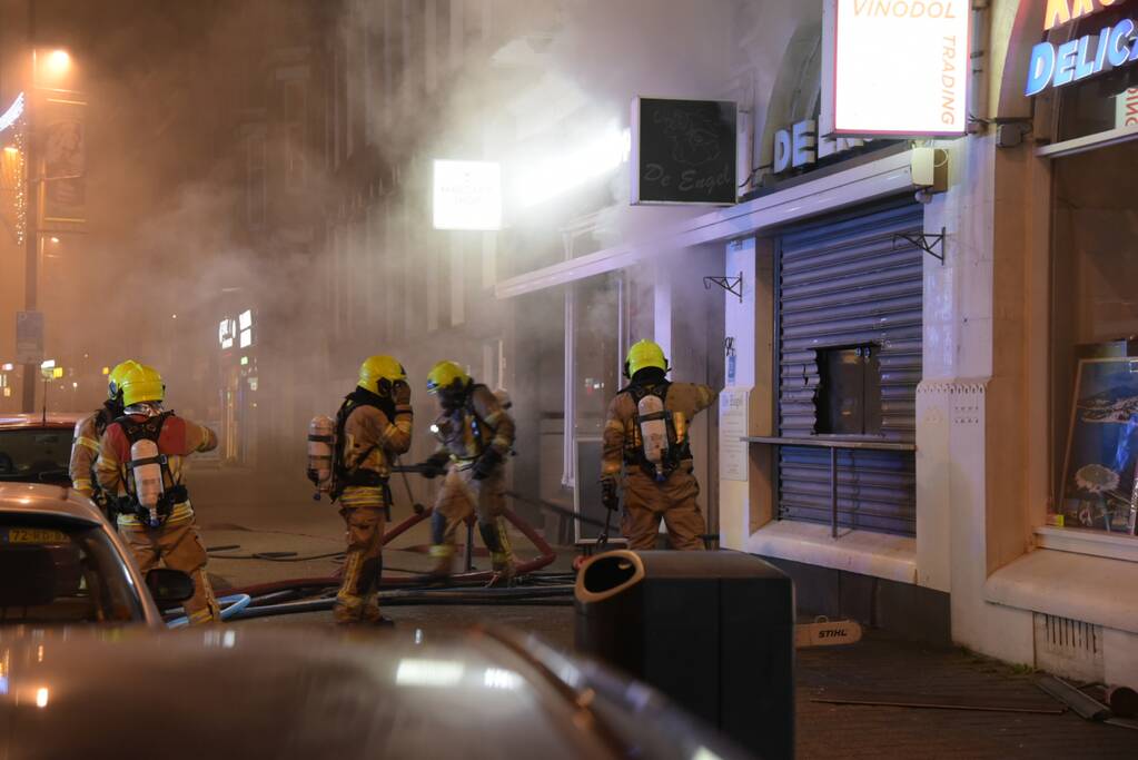 Twee gewonden bij zeer grote brand in snackbar De Engel