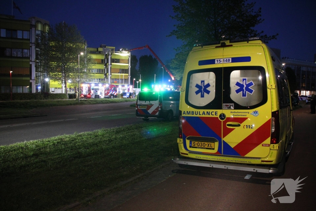 Brand in kantoorpand leidt tot grote inzet brandweer