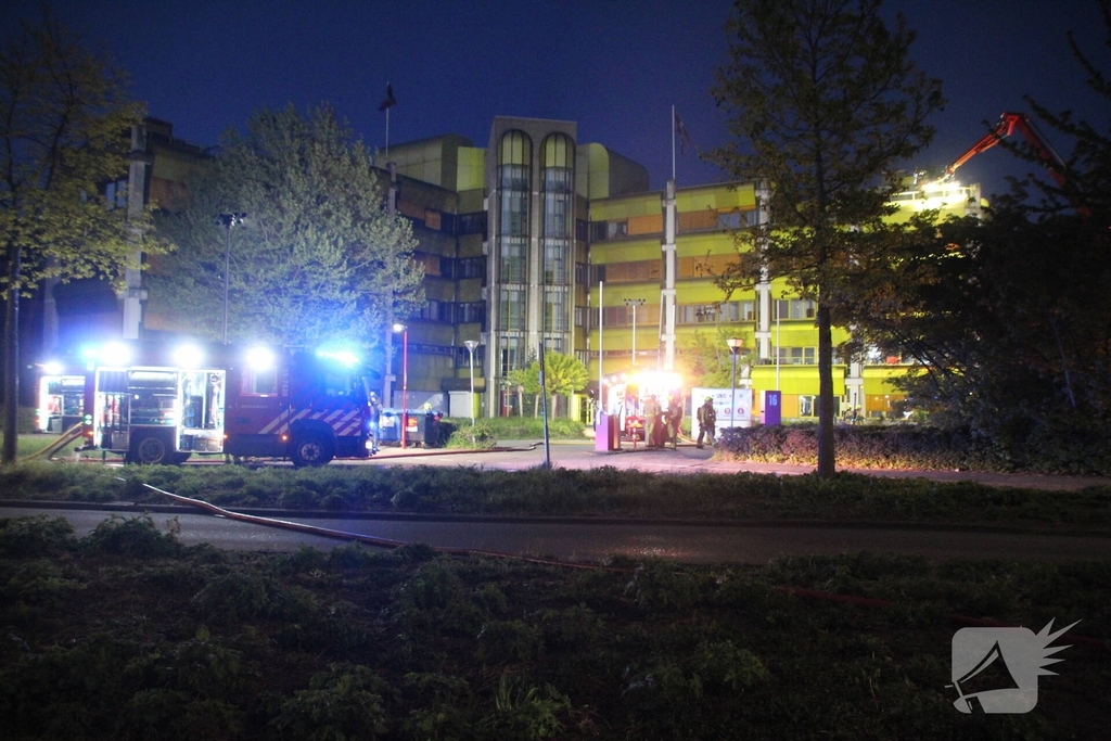 Brand in kantoorpand leidt tot grote inzet brandweer