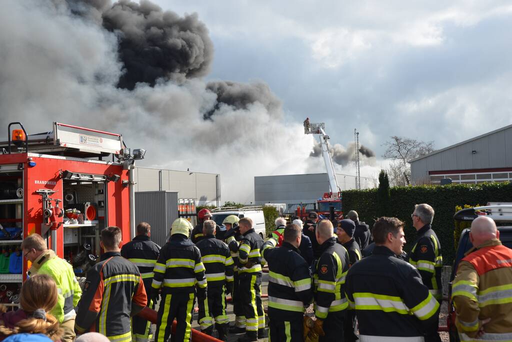 Zeer grote brand op bedrijventerrein De Poort