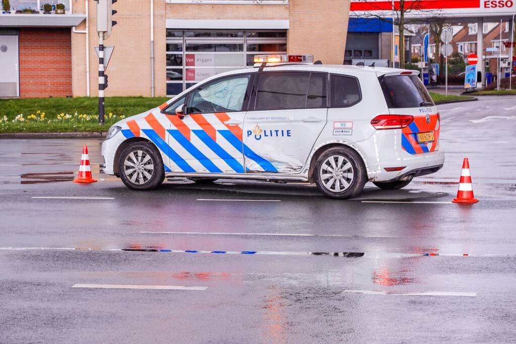 Politieauto in de kreukels na aanrijding