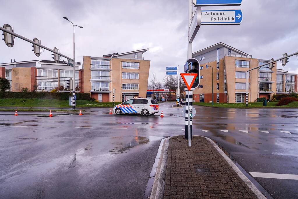Politieauto in de kreukels na aanrijding