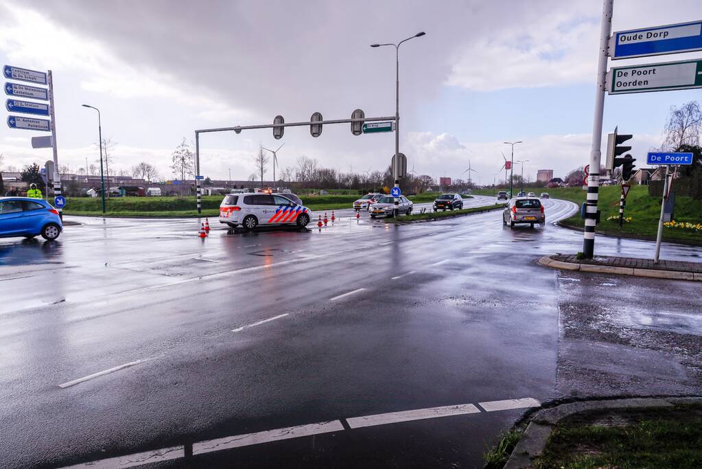 Politieauto in de kreukels na aanrijding