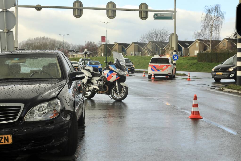Politieauto in de kreukels na aanrijding