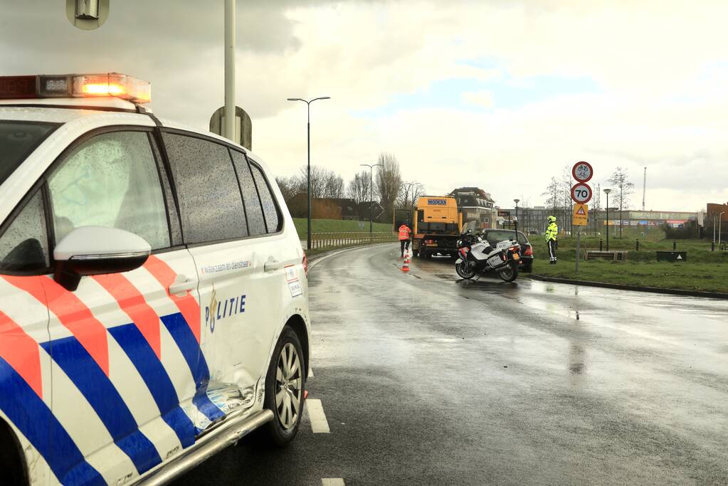 Politieauto in de kreukels na aanrijding